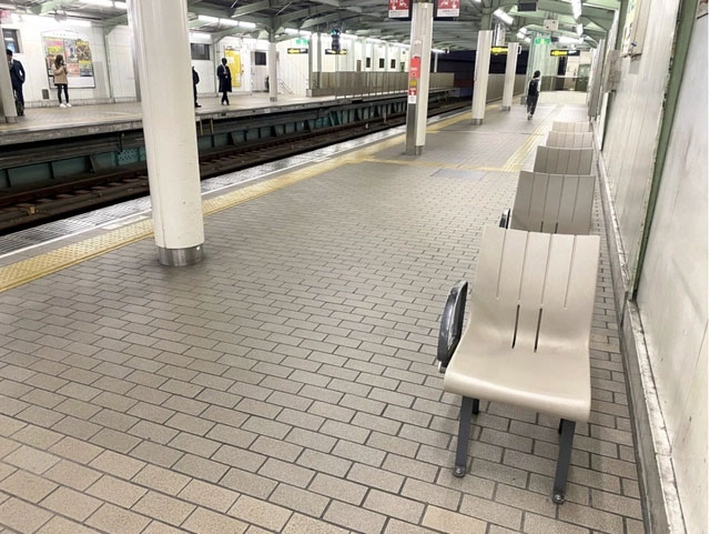 The reason why seats at many train stations in Japan do not face the tracks Picture 2