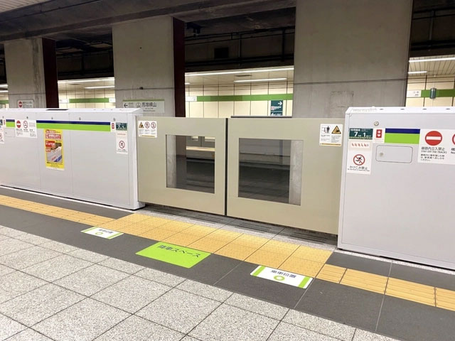 The reason why seats at many train stations in Japan do not face the tracks Picture 3