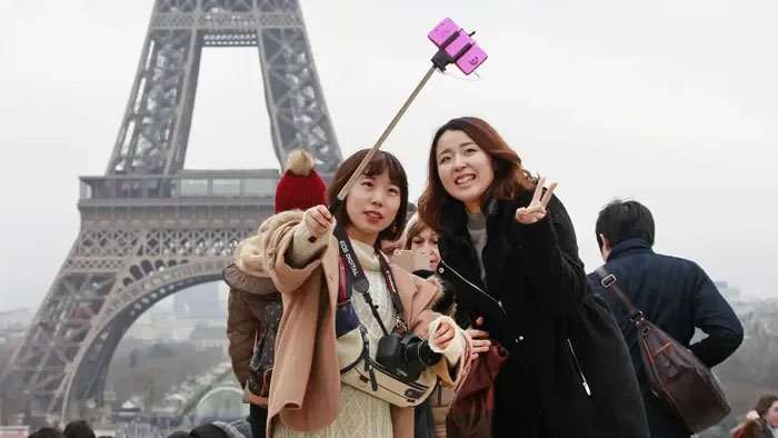 Picture 2 of The reason why tourists are nauseated and hallucinating when coming to Paris