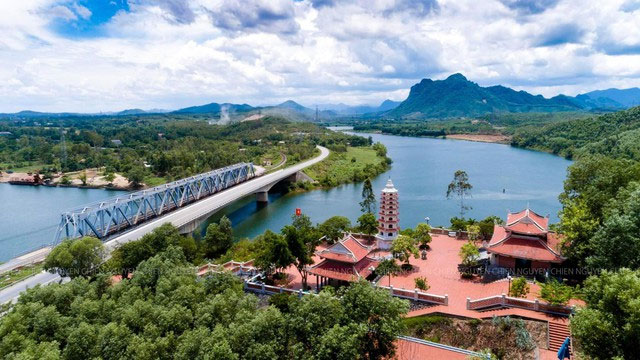 Picture 1 of The river originates from the Truong Son range: Associated with 'fire coordinates', only 77km long but has more than 100 waterfalls
