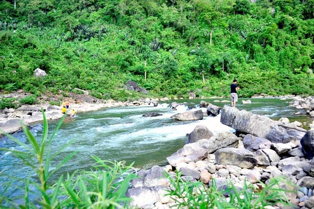 Picture 4 of The river originates from the Truong Son range: Associated with 'fire coordinates', only 77km long but has more than 100 waterfalls