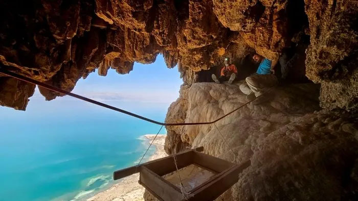 Picture 2 of The secret behind four 1,900-year-old Roman swords found in a cave in Israel