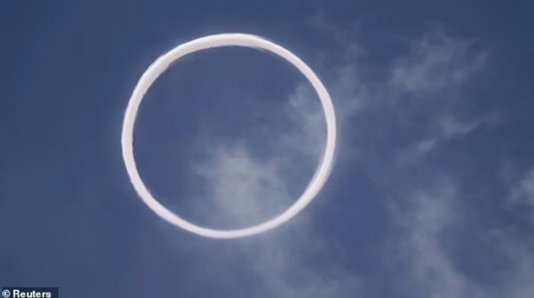 The smoke circles rising from the top of the mountain make everyone curious, what is the truth? Picture 2