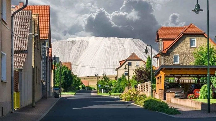 Picture 1 of The snow-white mountain stands tall in the middle of the green plain: Unexpectedly, it is a giant garbage dump!