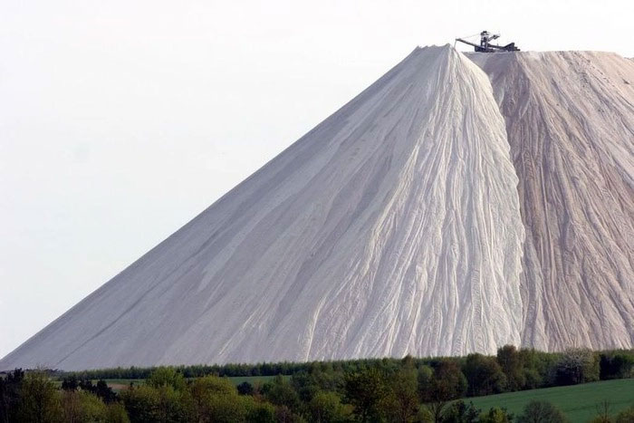 Picture 2 of The snow-white mountain stands tall in the middle of the green plain: Unexpectedly, it is a giant garbage dump!