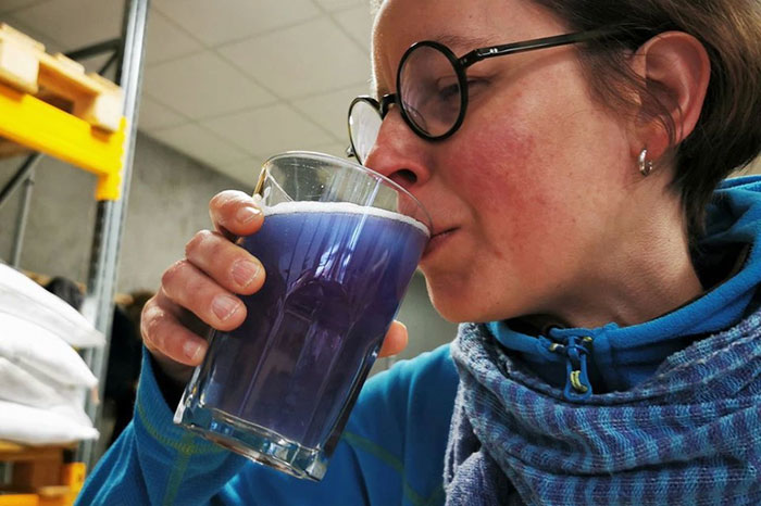 Picture 2 of The special thing in the unique blue beer mug