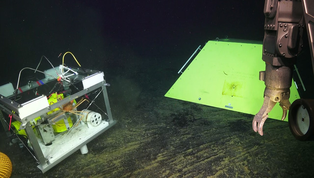 Picture 1 of The story of the crab and the seismometer on the ocean floor
