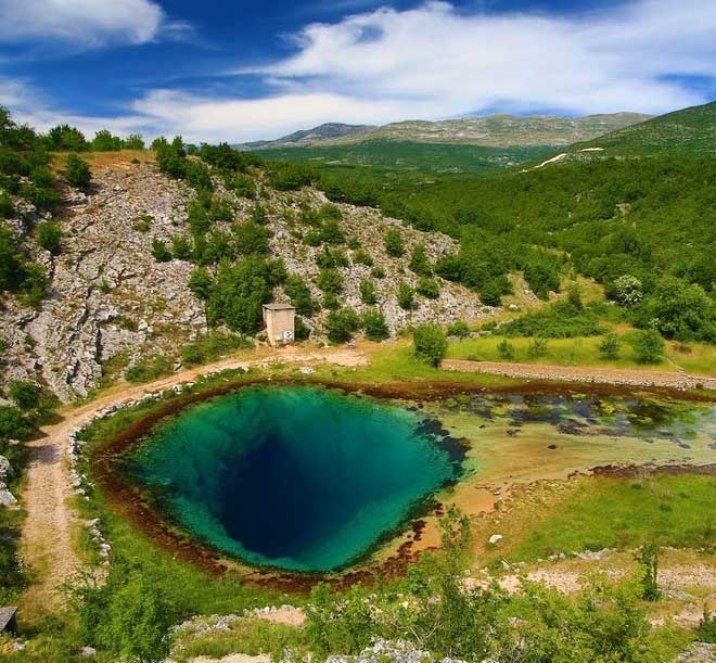 Picture 2 of The strange blue 'eye' of the 101km long river