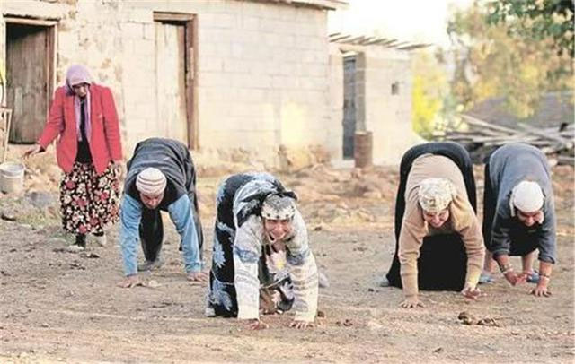 Picture 2 of The strange 'cow village', no one knows how to walk, can only crawl on 4 legs