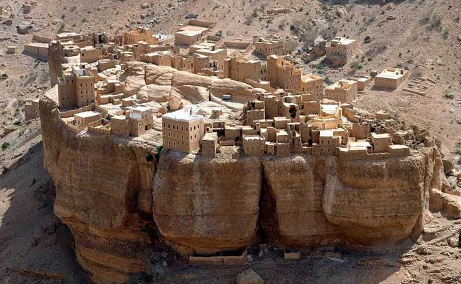 The strange village is built on a 150m high rock block Picture 1