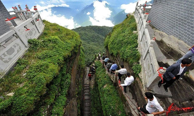 Picture 3 of The temple is located on the top of the mountain split in two and the mysteries make posterity headache