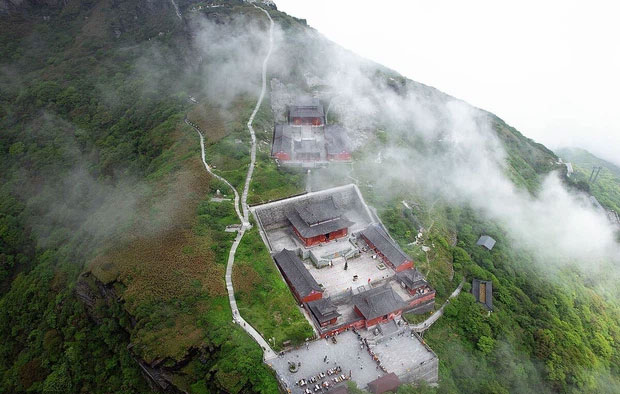 Picture 5 of The temple is located on the top of the mountain split in two and the mysteries make posterity headache
