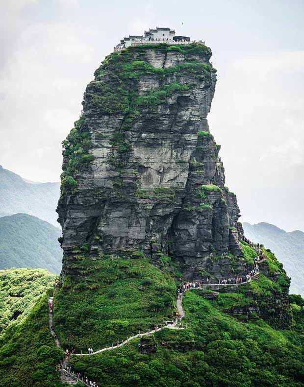 Picture 6 of The temple is located on the top of the mountain split in two and the mysteries make posterity headache