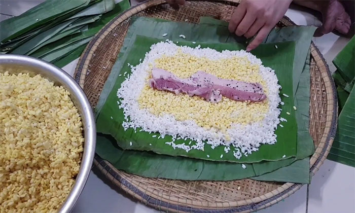 Picture 4 of The traditional way to wrap banh tet is simple and quick