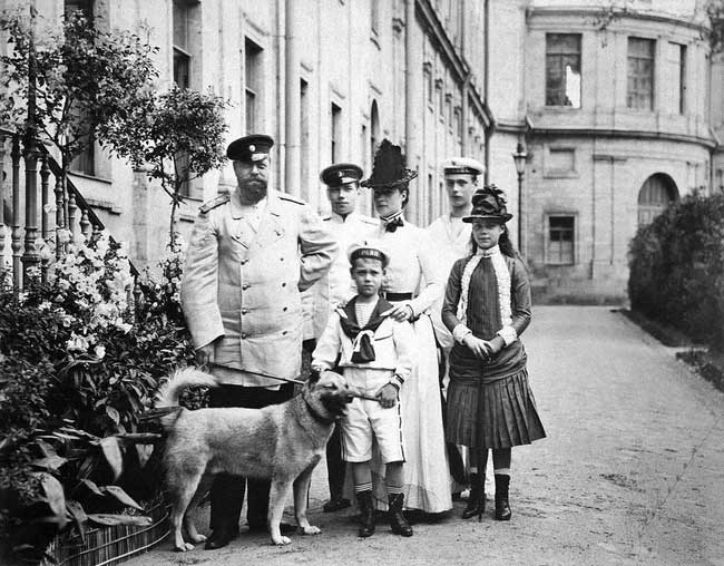 The truth about the famous royal family in world history: The king who stood out of ten thousand people still 'upped his hand' to ask for money from his wife Picture 3