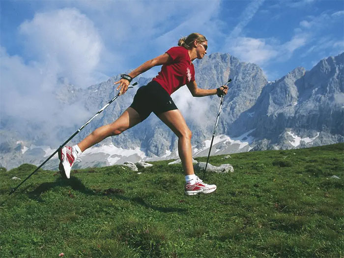 Picture 3 of The 'unique' walking style is good for the heart, bones, joints, and burns calories effectively: Did you know?