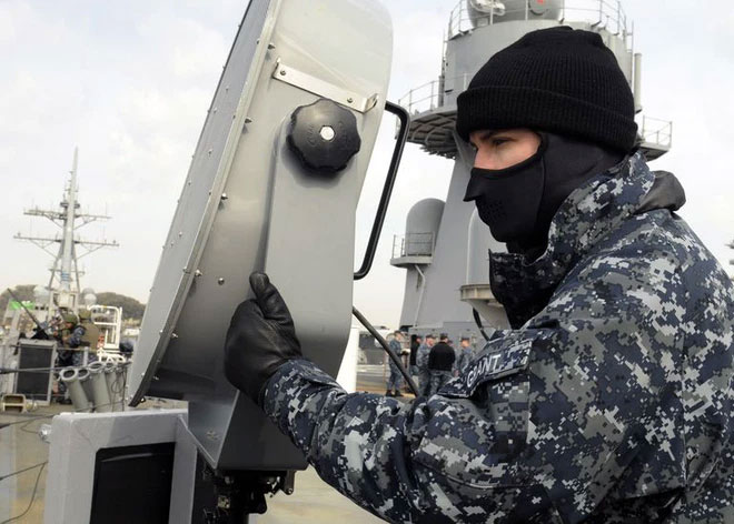 Picture 2 of The US Navy invents a device that makes people unable to talk