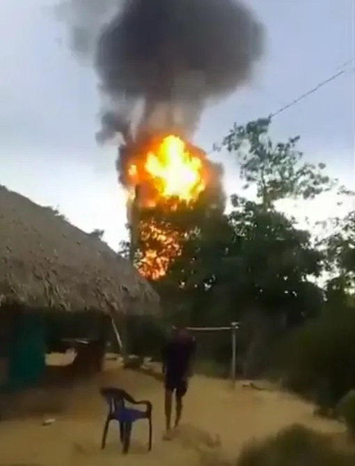 The volcano suddenly erupted, causing people to scream in panic. Picture 1