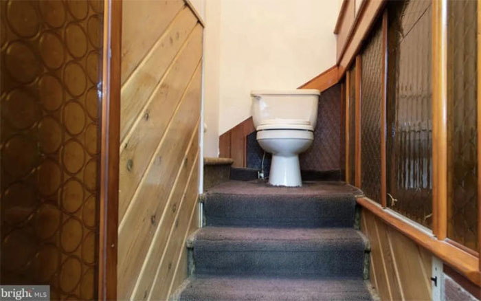 The weird house with the toilet in the middle of the stairs is famous on social networks Picture 4