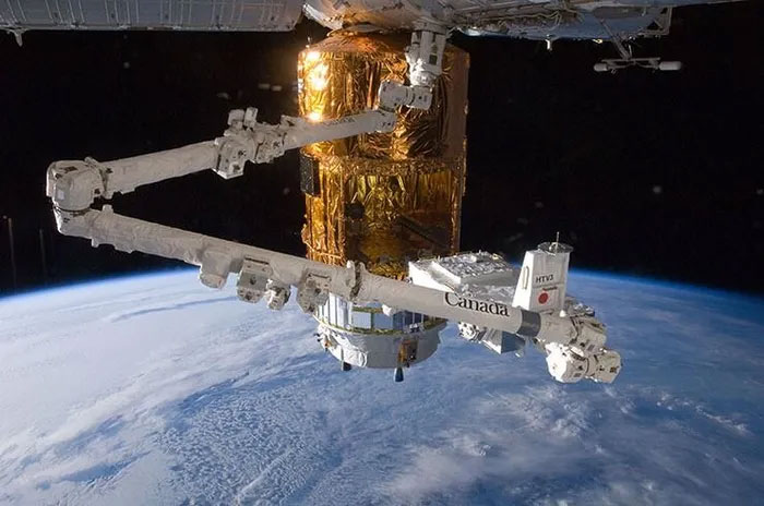 The world breathed a sigh of relief as a 2.6-ton battery burst into flames in the atmosphere. Picture 2