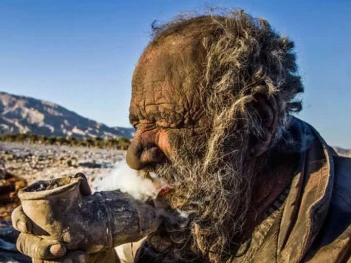 The world's dirtiest man died a few months after taking a shower. Picture 1