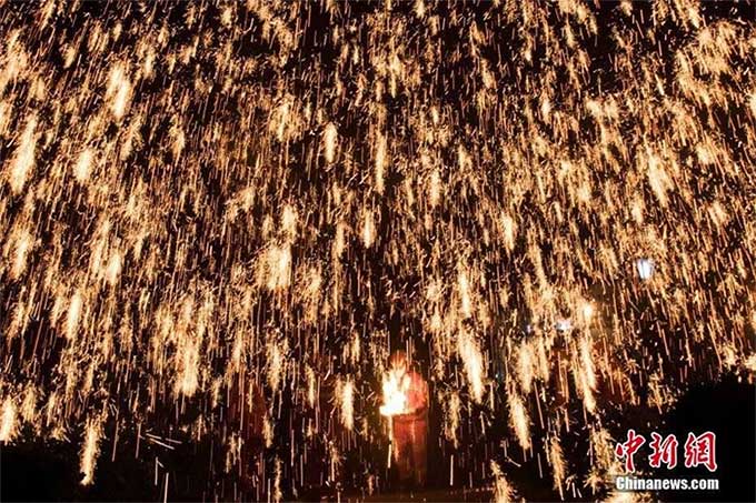 The world's most enchanting 500-year-old fireworks ceremony Picture 2