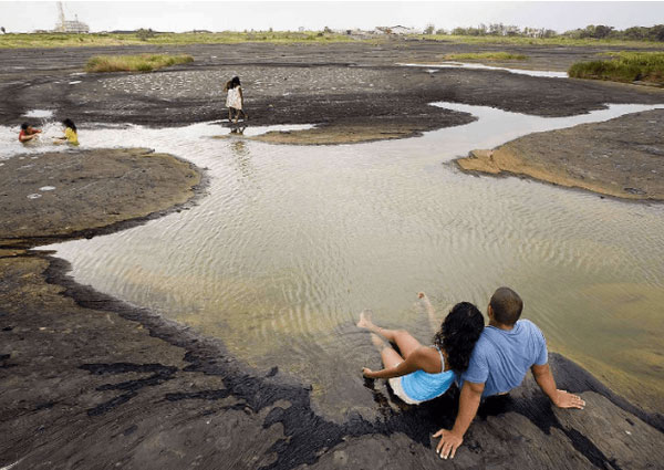 Picture 7 of The world's most 'unusual' lake: There are not many countries but many countries want to own it