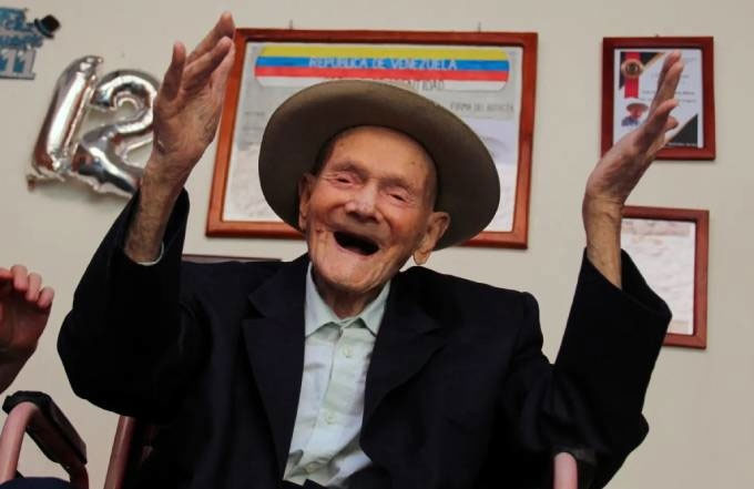 The world's oldest man passed away at the age of 114 Picture 1