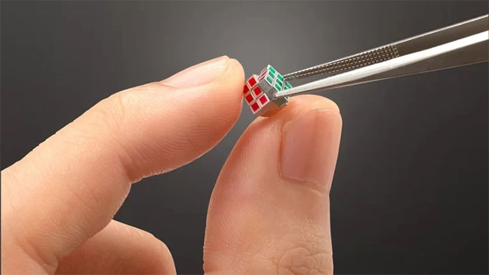 Picture 1 of The world's smallest Rubik's cube costs more than $5,000