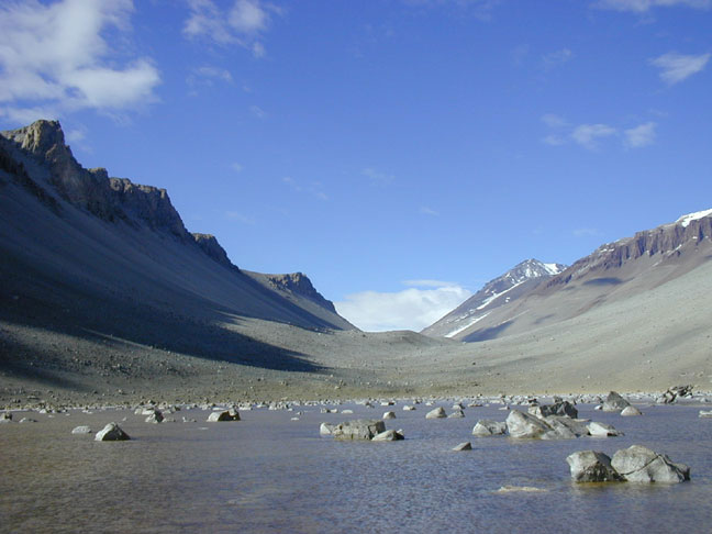 Picture 1 of The world's 'strange' lake: In the coldest place in Antarctica, even minus 50 degrees can't freeze