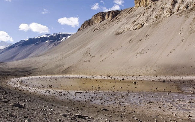 Picture 2 of The world's 'strange' lake: In the coldest place in Antarctica, even minus 50 degrees can't freeze