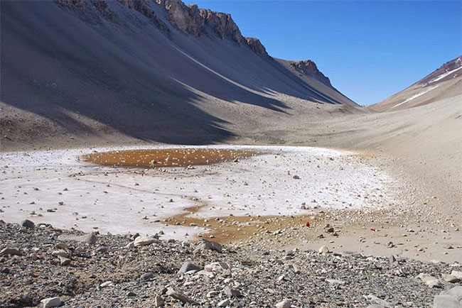 Picture 3 of The world's 'strange' lake: In the coldest place in Antarctica, even minus 50 degrees can't freeze