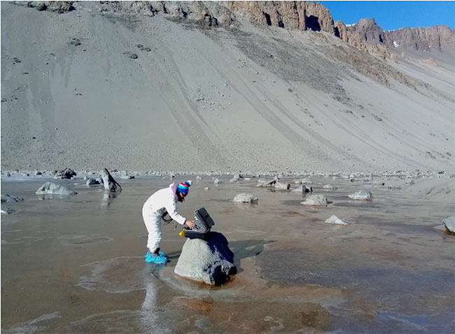 Picture 4 of The world's 'strange' lake: In the coldest place in Antarctica, even minus 50 degrees can't freeze