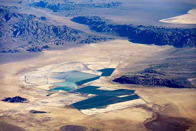 Picture 1 of There are only 8 countries in the world that produce 'white gold'. The US has 1 mine that produces 5,000 tons per year, but that's still not enough.