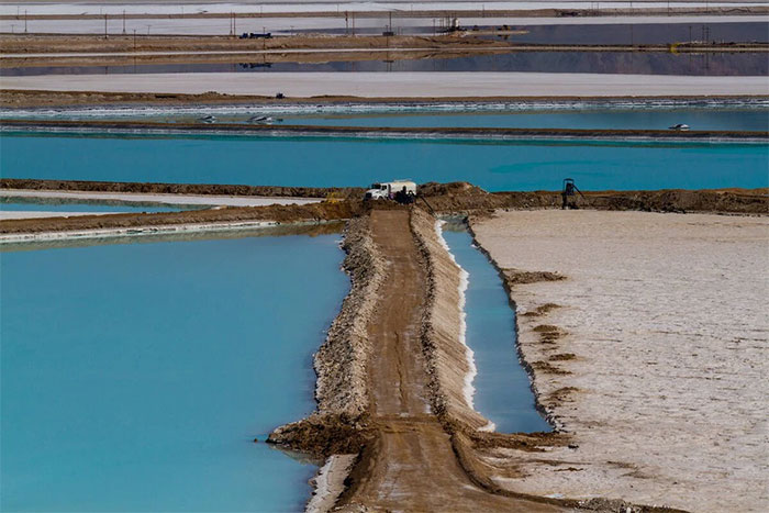 Picture 4 of There are only 8 countries in the world that produce 'white gold'. The US has 1 mine that produces 5,000 tons per year, but that's still not enough.