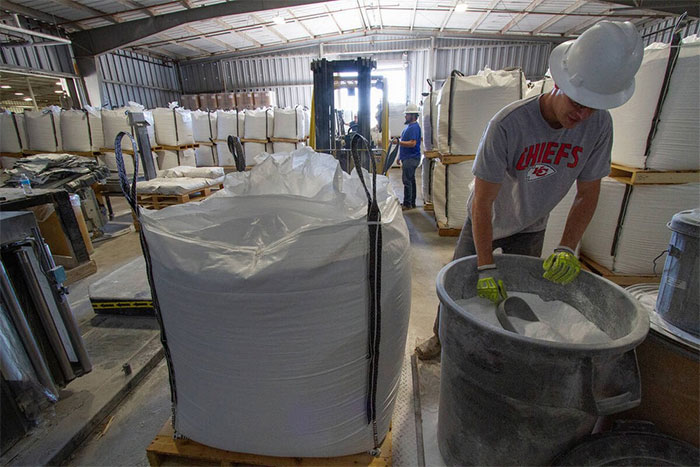 Picture 6 of There are only 8 countries in the world that produce 'white gold'. The US has 1 mine that produces 5,000 tons per year, but that's still not enough.