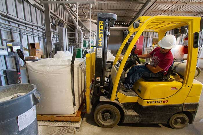 Picture 7 of There are only 8 countries in the world that produce 'white gold'. The US has 1 mine that produces 5,000 tons per year, but that's still not enough.