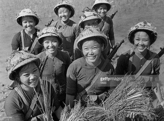 Picture 1 of Timeless historical photos of Vietnamese female soldiers.