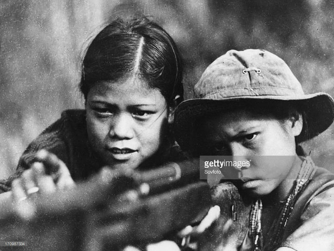 Picture 2 of Timeless historical photos of Vietnamese female soldiers.