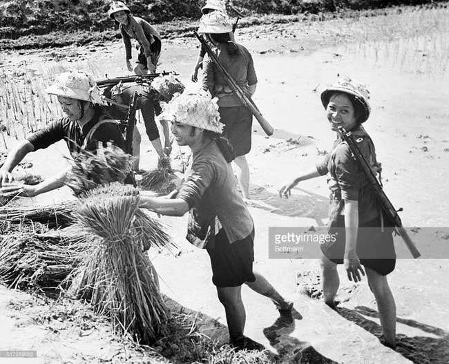Picture 6 of Timeless historical photos of Vietnamese female soldiers.