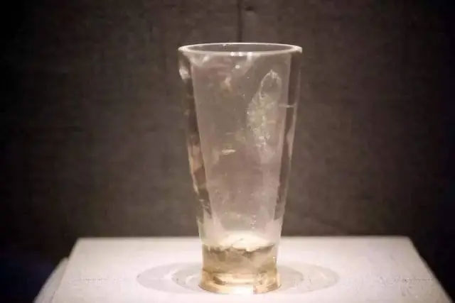 'Time-traveling' cup found in 2,000-year-old tomb Picture 3