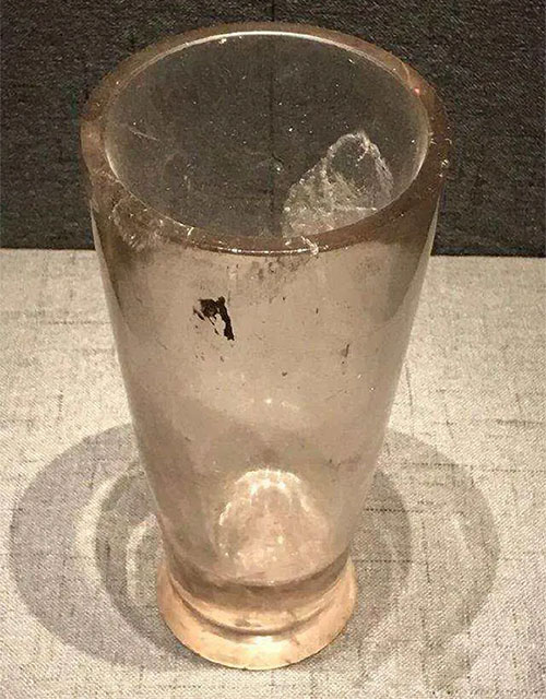 'Time-traveling' cup found in 2,000-year-old tomb Picture 4