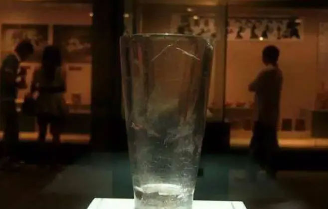 'Time-traveling' cup found in 2,000-year-old tomb Picture 5
