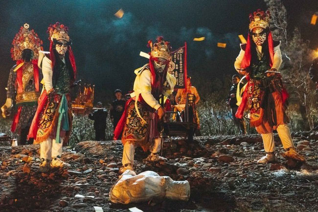 Tong Nhuoc Tong: Exorcism ceremony for people who died from hanging with strange rules Picture 3