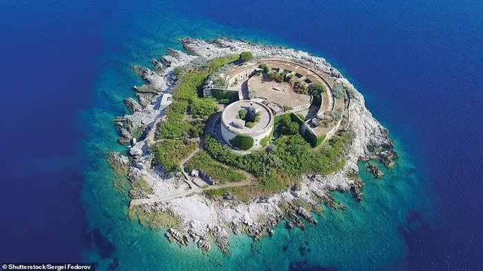 Picture 1 of Top 12 beautiful and scary abandoned islands in the world