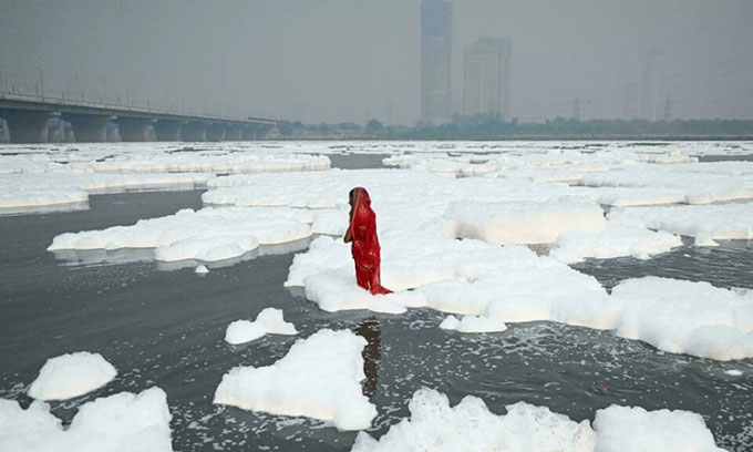 Picture 1 of Toxic foam covers India's sacred river