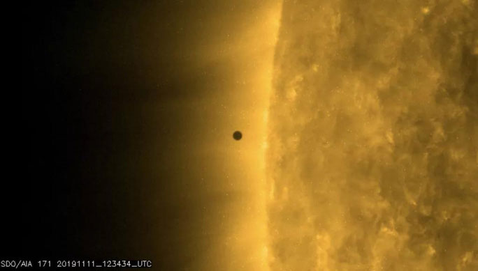 Picture 1 of 'Tsunami of light' just peeled Mercury into a strange comet