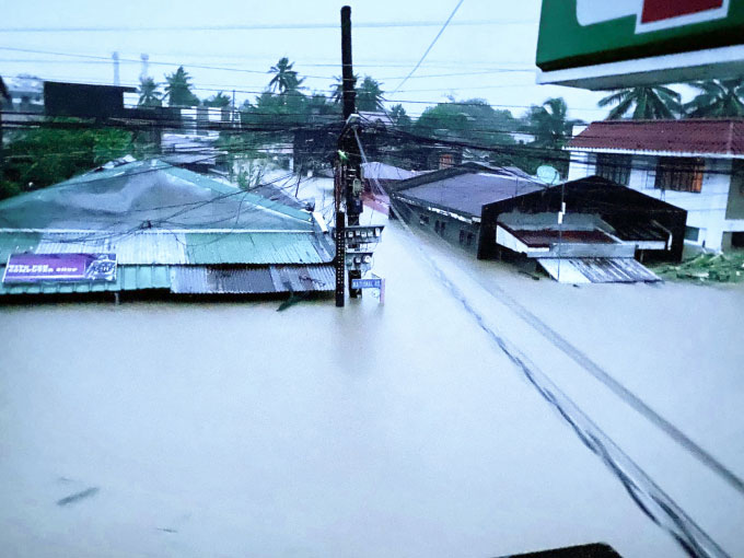 Picture 2 of Typhoon Tra Mi causes severe flooding in the Philippines, 14 people dead