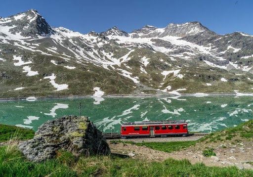 Picture 2 of Unique slowest express train in the world: Speed ​​is slower than car but you have to queue for 6 months to buy a ticket!