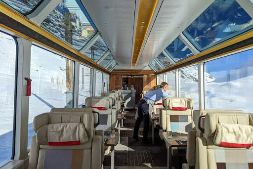 Picture 4 of Unique slowest express train in the world: Speed ​​is slower than car but you have to queue for 6 months to buy a ticket!